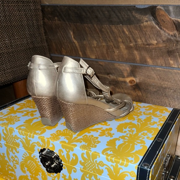 Gold metallic wedges with slip-proof soles - Picture 9 of 11